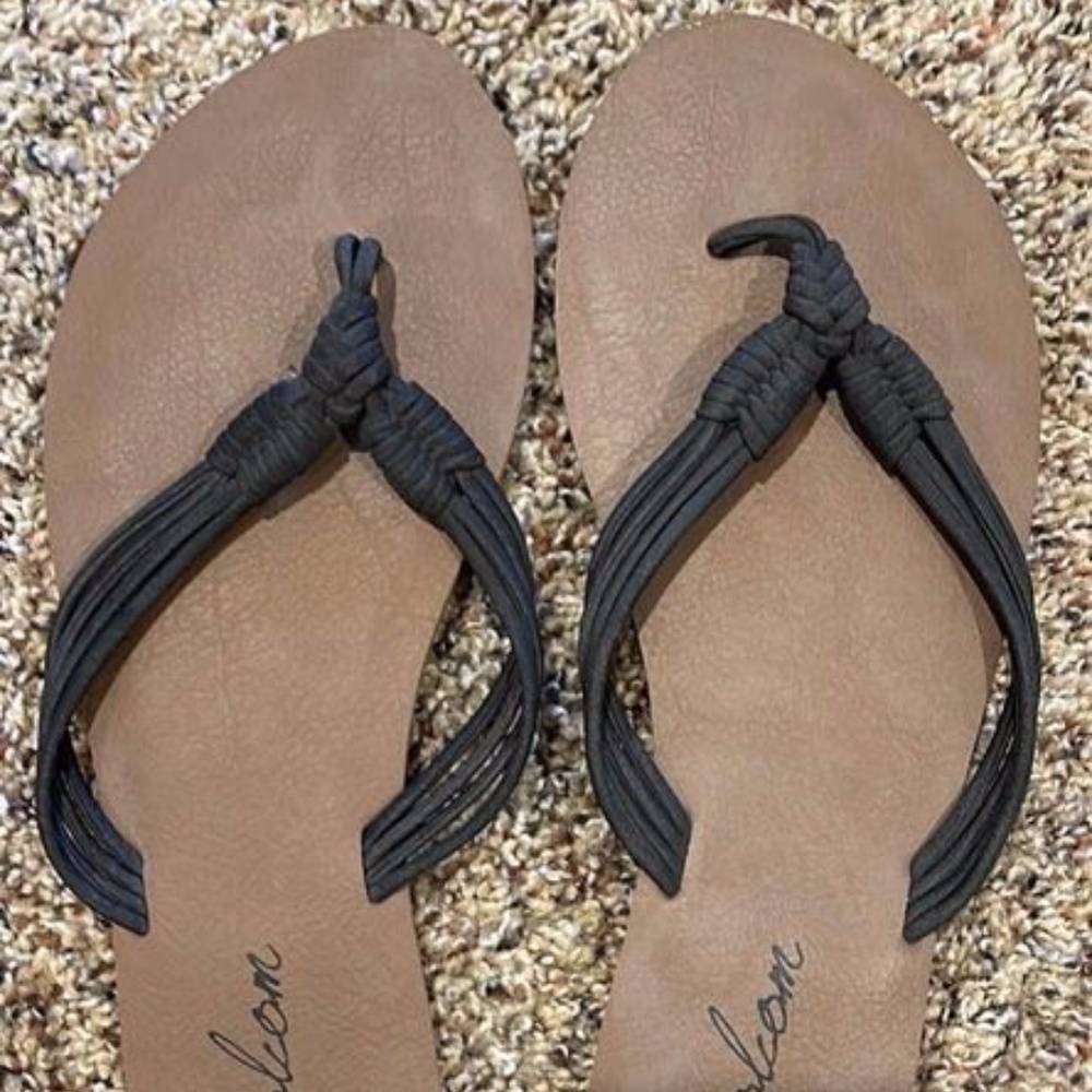 VOLCOM Black Flip Flop Sandals 5 Strand Black Straps with Knot at Toe